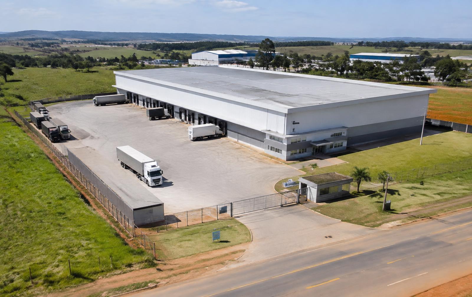 Galpão industrial monousuário com pátio de manobras